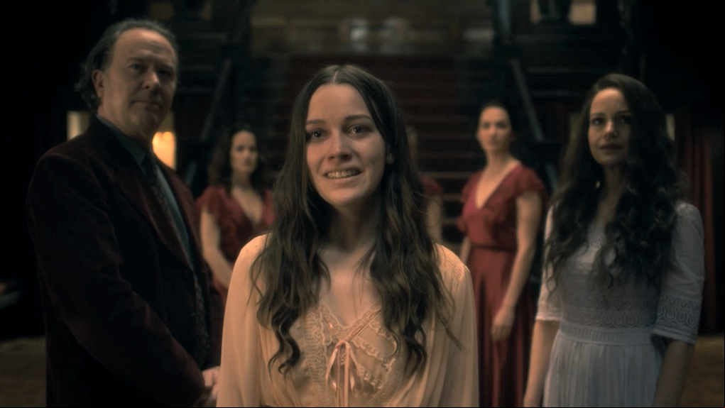 Кадр из сериала Призраки дома на холме