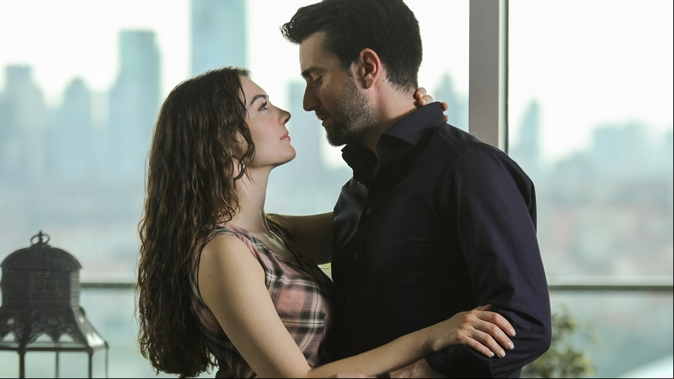 кадр из сериала Любовь напоказ