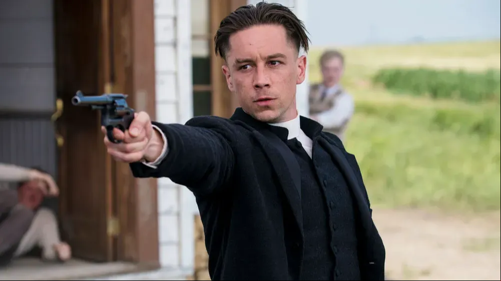 кадр из сериала «Проклятье»